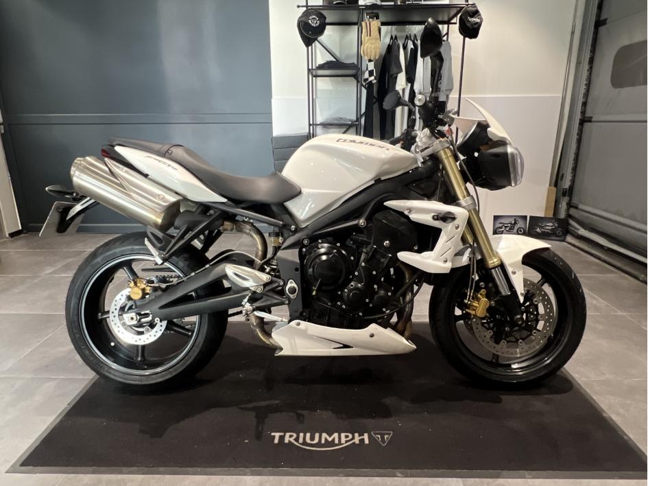 TRIUMPH STREET TRIPLE 675