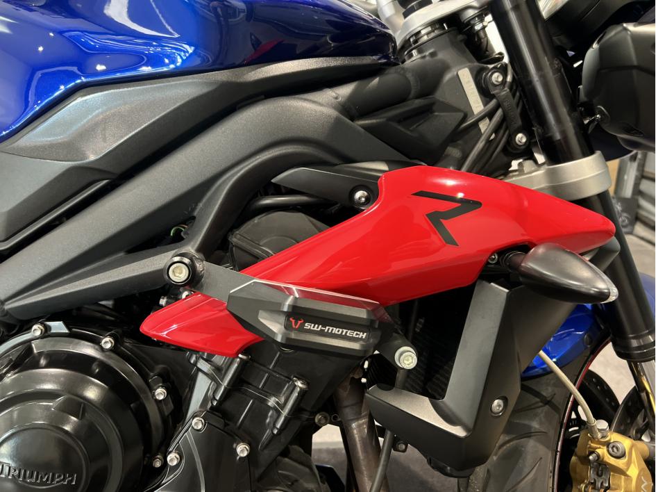 TRIUMPH STREET TRIPLE 675 R