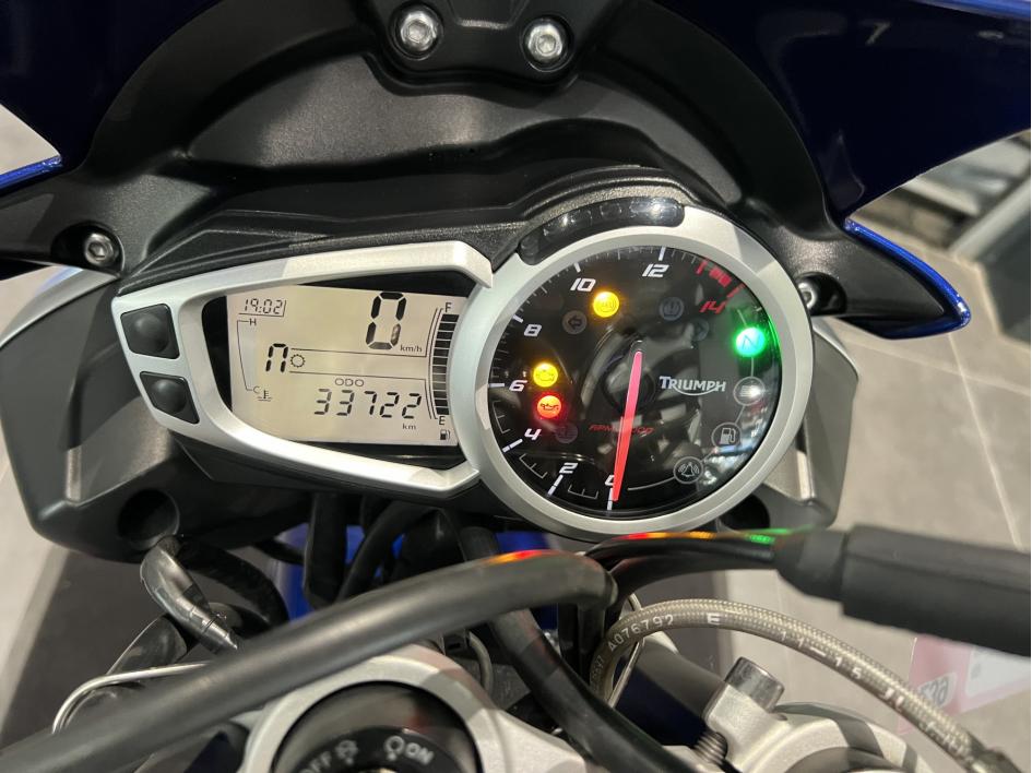 TRIUMPH STREET TRIPLE 675 R